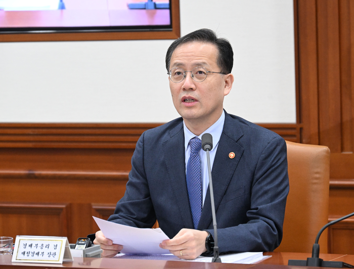 이형일 부총리 겸 재정경제부 장관이 1일 서울 종로구 정부서울청사에서 열린 '비상경제본부회의 겸 경제관계장관회의'를 주재, 모두발언을 하고 있다. (사진=재정경제부)