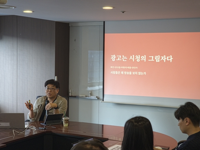 조영신 미디어엔터연구소 대표가 지난달 30일 한국케이블TV방송협회 초청 세미나에서 강연하고 있다.[KCTA 제공]