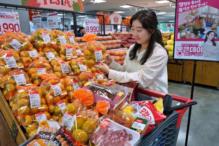 서울특별시 송파구에 위치한 롯데마트 제타플렉스 잠실점 과일 매대에서 직원이 10월 '통큰데이' 행사를 홍보하고 있다. 〈자료 롯데마트〉