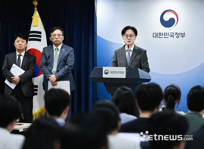 김정관 산업통상부 장관이 대미 투자 관련 브리핑을 하고 있다. 산업부 제공