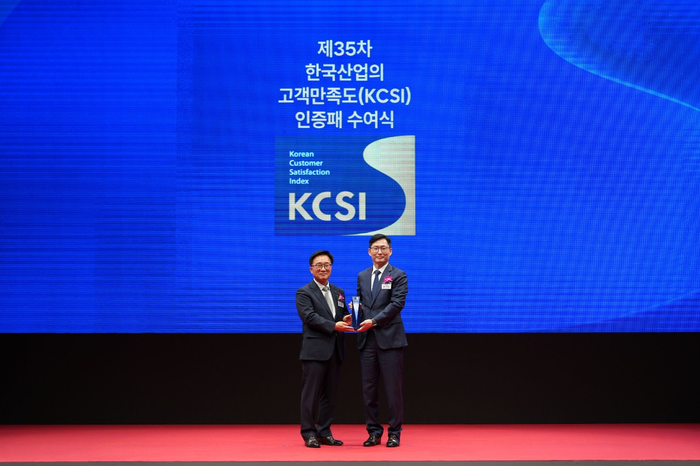 민기식 SK쉴더스 대표(오른쪽)가 '2026 한국산업의 고객만족도(KCSI)' 무인경비 부문 1위 수상을 기념해 촬영하고 있다. SK쉴더스의 물리보안 브랜드 ADT캡스는 55년간 쌓아온 운영 경험과 AI·데이터 기반 보안 기술을 바탕으로 고객이 가장 신뢰하는 평생 보안 파트너로 진화하고 있다. (사진=SK쉴더스)