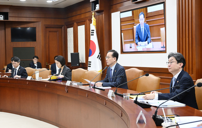 이형일 부총리 겸 재정경제부 장관이 10월 1일 서울 종로구 정부서울청사에서 열린 '비상경제본부회의 겸 경제관계장관회의'를 주재, 모두발언을 하고 있다. (사진=재정경제부)