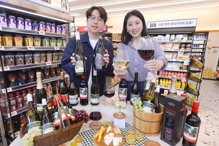 이마트24는 가을 와인 수요에 맞춰 유럽 유명 와이너리 감성과 매력을 담은 '꼬모(COMO)' 와인 3종을 출시한다고 1일 밝혔다.