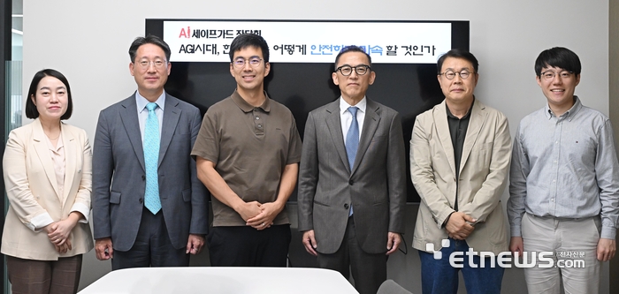 AI 세이프가드 좌담회가 'AGI시대, 한국 AI는 어떻게 안전하게 가속할 것인가'를 주제로 지난 1일 서울 서초구 전자신문에서 열렸다. 왼쪽부터 김지선 전자신문 부장, 이진수 과학기술정보통신부 인공지능정책기획관, 권순일 업스테이지 CSO, 고학수 서울대 법학전문대학원 교수, 변순용 서울교대 윤리교육과 교수, 김세엽 셀렉트스타 대표. 이동근기자 foto@etnews.com
