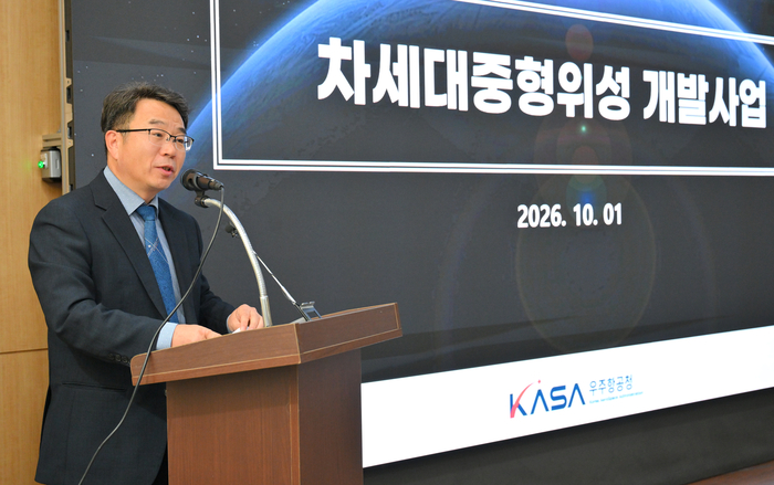 권현준 우주항공청 차장이 1일 서울 종로구 센터포인트 광화문에서 차세대중형위성 개발 사업의 의의를 소개하고 있다.(사진=우주항공청)