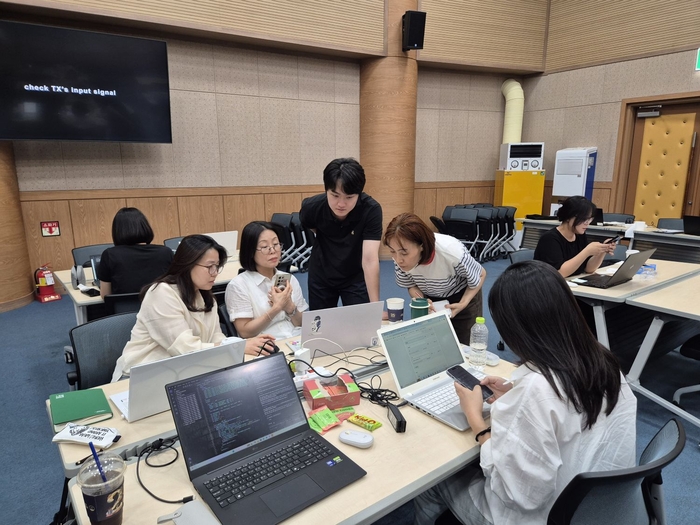 AI 전문강사 양성과정 참가자들이 수업 중 토론하고 있는 모습.