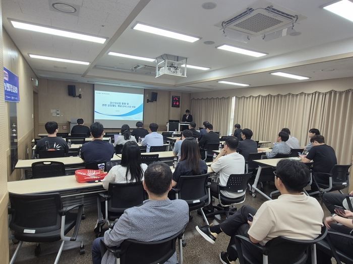 원진수 한국거래소 광주혁신성장센터 원진수 센터장이 광주특구 기업을 대상으로 기술특례상장 제도 등을 설명하고 있다.