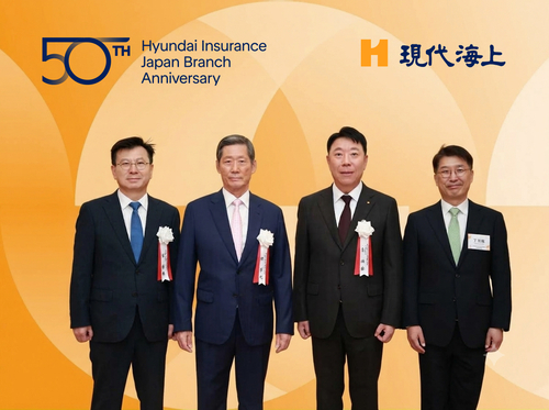지난달 30일 일본 도쿄에서 열린 현대해상화재보험 일본지사 설립 50주년 기념행사에서 (왼쪽부터)김황태 현대해상 일본지사장, 정몽윤 회장, 이석현 현대해상 대표, 정희권 현대해상 해외사업본부장이 기념촬영을 하고 있다.(사진=현대해상)