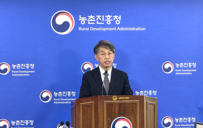 조용민 농촌진흥청 국립축산과학원장이 산란용 토종닭 산업화 계획을 설명하고 있다. (사진=농촌진흥청)
