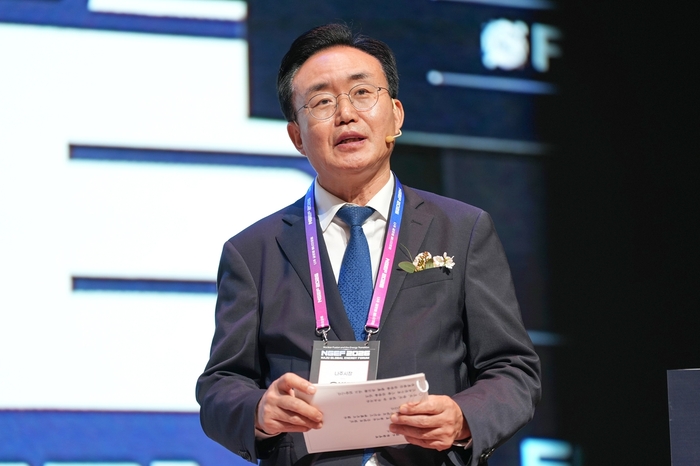 윤병태 시장이 '나주 글로벌 에너지포럼 2026' 인공태양 세션에서 '인공태양으로 바뀔 나주의 미래'에 대하여 발표하고 있다.