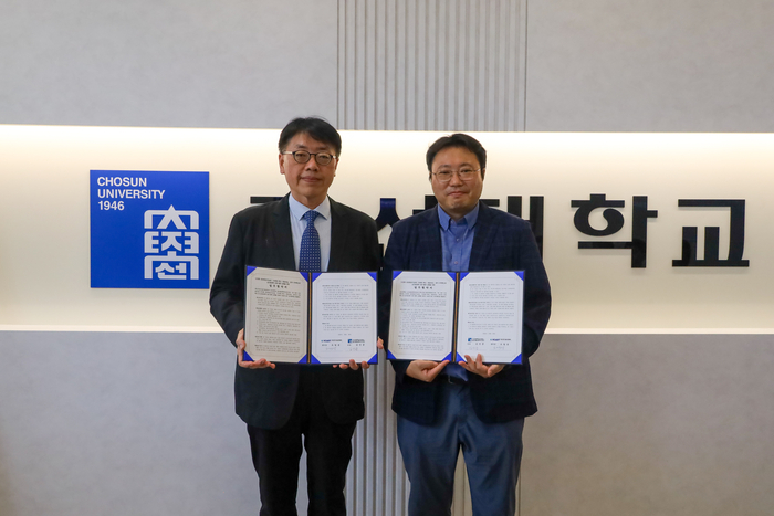 김선중 단장(오른쪽)과 오일웅 센터장.