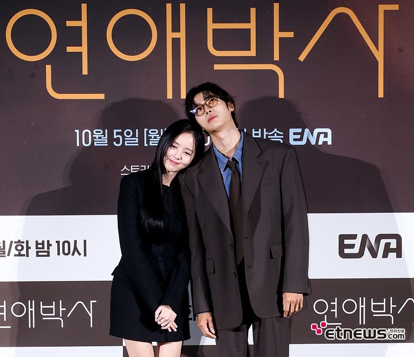 [ET포토] 김소현-추영우, '드라마를 상징하는 포즈'
