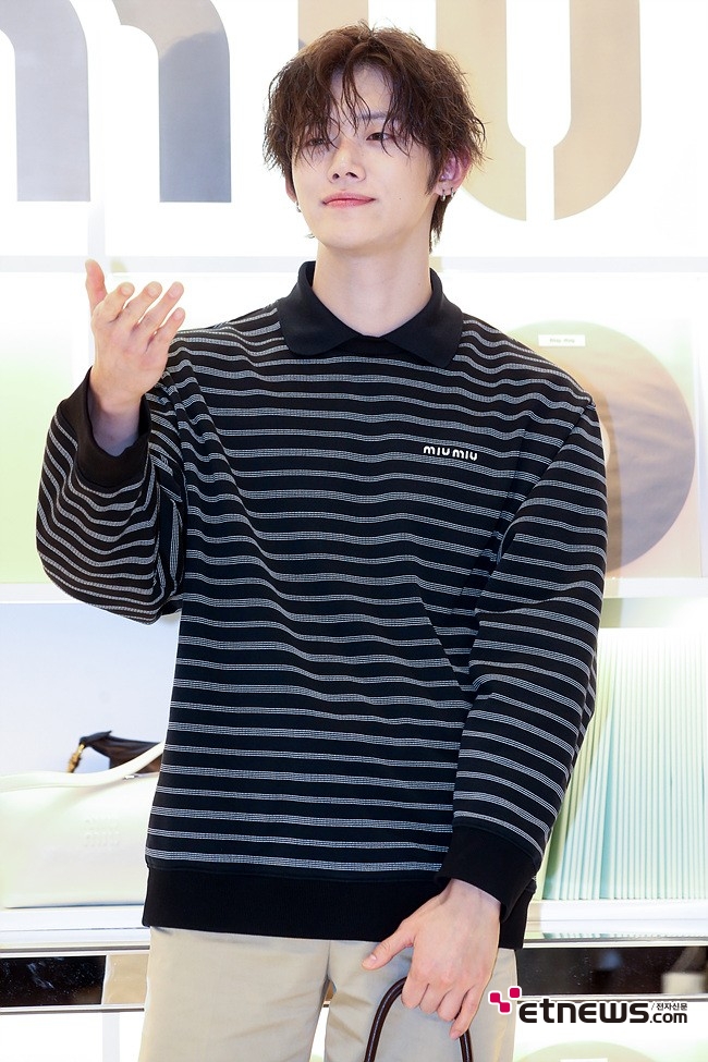 [ET포토] 투오로우바이투게더 연준, '우아한 손 키스'