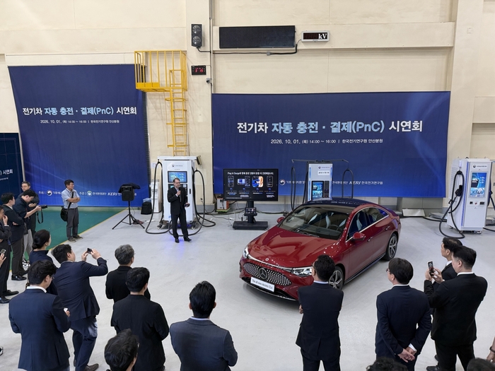 벤츠 코리아가 1일 한국전기연구원 안산분원에서 열린 '플러그 앤 차지(PnC)' 시연 행사에 '디 올-뉴 일렉트릭 CLA'로 PnC 기술을 시연하고 있다.