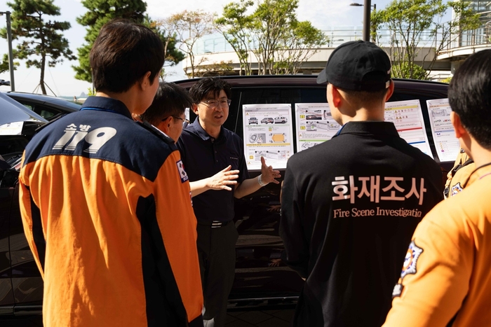 김부규 볼보자동차코리아 부사장 소방 구조대원 대상으로 전기차 안전교육을 실시하고 있다.