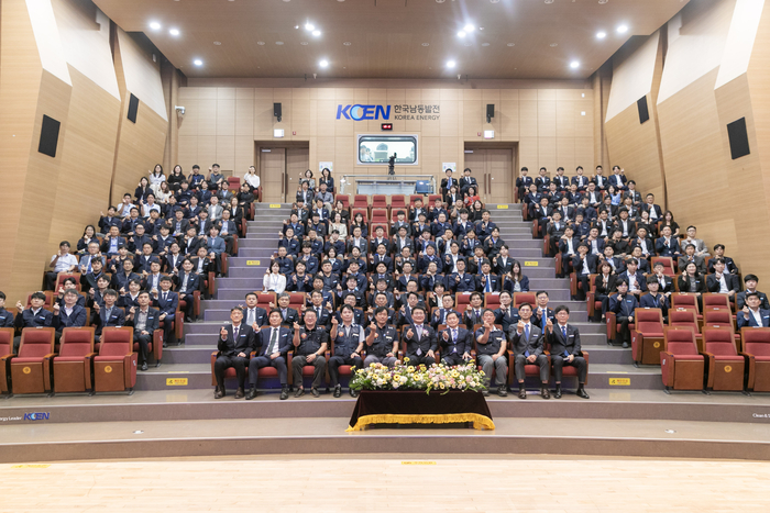 2일 한국남동발전 경남 진주 본사 대강당에서 열린 제10대 이현빈 사장 취임식에서 임직원들이 기념 촬영했다. 사진 출처 : 남동발전