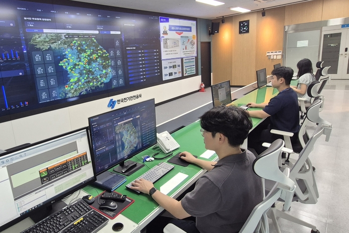 한국전기안전공사 직원들이 전북 전주 본사 ESS전기안전센터에서 디지털 안전관리 플랫폼 '이-온(E-On)' 플랫폼을 활용해 관제 업무를 하고 있다. 사진 출처 : 전기안전공사