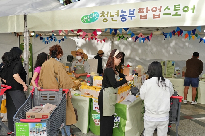 지난 1일 서울시 송파구에 위치한 롯데마트 제타플렉스 잠실점 야외행사장 내 '청년농부 팝업스토어'에서 고객들이 '저탄소 먹골배' 상품에 대해 구경하고 있다. 〈자료 롯데마트〉