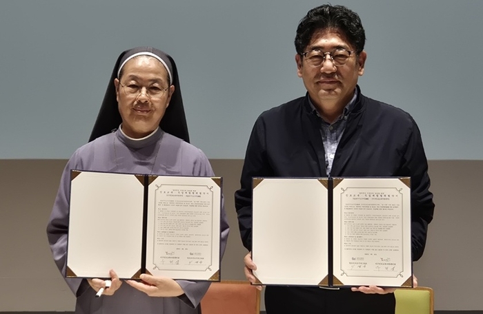 이명숙 알로이시오기지1968 기지장(왼쪽)과 우희섭 부산서구진로교육지원센터장이 협약 체결 후 기념 촬영했다.
