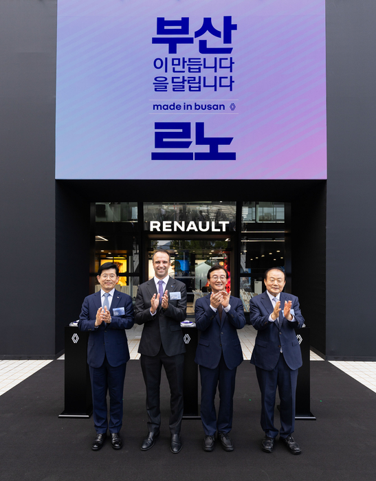 (왼쪽부터) 빈대인 BNK 금융지주 회장, 니콜라 파리 르노코리아 사장, 전재수 부산시장, 양재생 부산상의 회장이 1일 부산 동래구에서 '르노 동래' 개소식을 개최했다.
