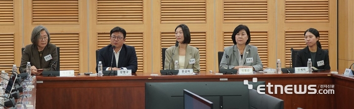 (왼쪽부터)이수정 경기대학교 교수, 강명구 국회의원, 문금미 대한민국교육주체연합 상임대표, 심홍순 대한교육포럼 상임대표, 신세리 서강대학교 법학연구소 연구원이 1일 국회의원회관에서 열린 '대한민국 교육의 내일을 묻다' 포럼에 참석했다. 대한교육포럼 제공.