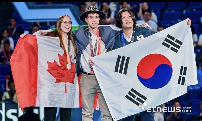 제48회 2026 상하이 국제기능올림픽대회'그래픽디자인 직종에서 동매달을 차지한 구미전자공고 출신 권이겸 선수(오른쪽)