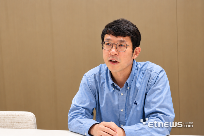 이준호 크라우드웍스 부사장(크라우드데이터 대표)이 전자신문과 인터뷰하고 있다. ⓒ크라우드웍스