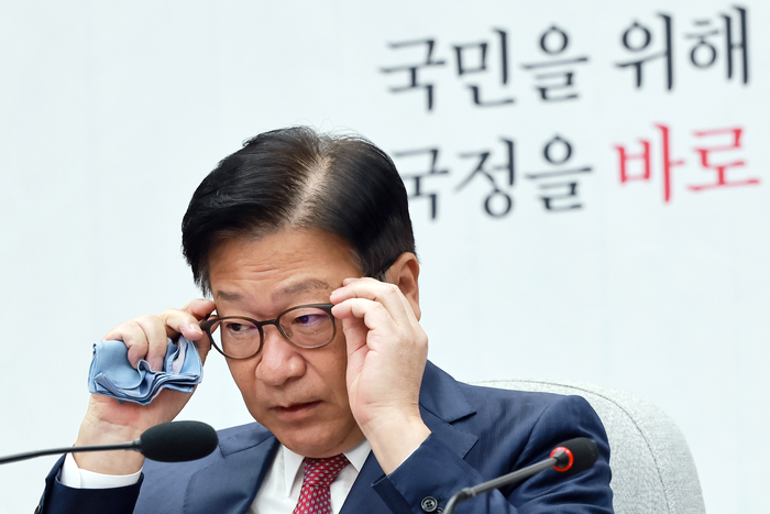 국민의힘 정점식 원내대표가 2일 국회에서 열린 국정감사대책회의에 참석해 눈물을 닦은 뒤 안경을 쓰고 있다. 정 원내대표는 발언에서 오늘부터 시행되는 개정 형사소송법과 검찰청 폐지를 언급하며 울컥한 모습을 보였다. 2026.10.2 연합뉴스