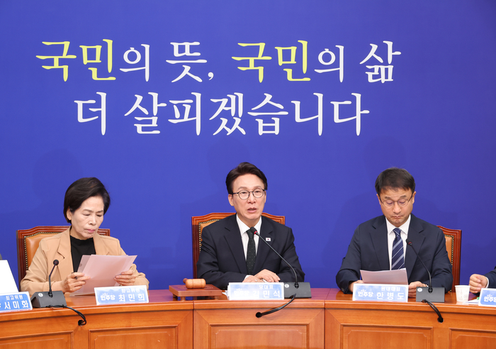 김민석 더불어민주당 대표가 2일 국회에서 열린 최고위원회의에서 발언하고 있다. 연합뉴스