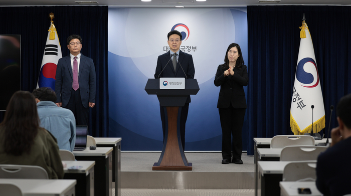국정자원 화재 1년 계기 브리핑하는 황규철 행안부 인공지능정부실장     (서울=연합뉴스) 황규철 행정안전부 인공지능정부실장이 2일 서울 종로구 정부서울청사에서 국가정보자원관리원 화재 1년 계기 관련 브리핑을 하고 있다. 2026.10.2 [행정안전부 제공. 재판매 및 DB 금지]     photo@yna.co.kr (끝)