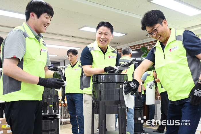 2일 용산구에 위치한 아동복지시설에서 LG전자 주요 경영진과 LG전자노동조합이 뜻을 모아 가전 케어 봉사활동을 진행했다. 사진은 LG전자 류재철 CEO(가운데)가 LG전자노동조합 김진성 노조위원장(우측) 과 함께 공기청정기를 세척하고 있는 모습.