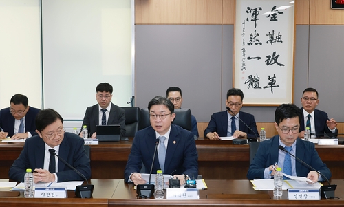 4일 서울 종로구 정부서울청사에서 이억원 금융위원장(가운데)이 금융감독원, 금융보안원, 전금융업권별 협회, 주요 금융회사 등과 과기부, 개보위, 경찰청과 최근 금융권 침해위협 대응을 위한 전금융권 긴급 점검회의를 개최했다. (사진=금융위)