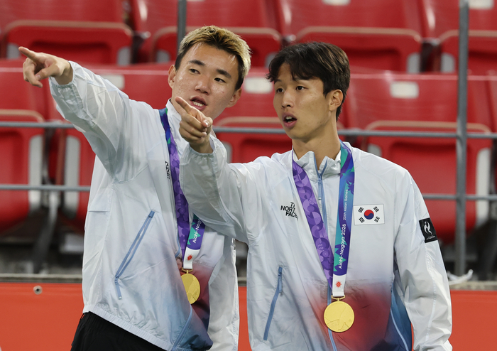3일 일본 아이치현 도요타 스타디움에서 열린 2026 아이치·나고야 아시안게임 남자 축구 시상식에서 태극기가 게양되지 않자 엄지성이 게양대를 가리키고 있다. 사진=연합뉴스