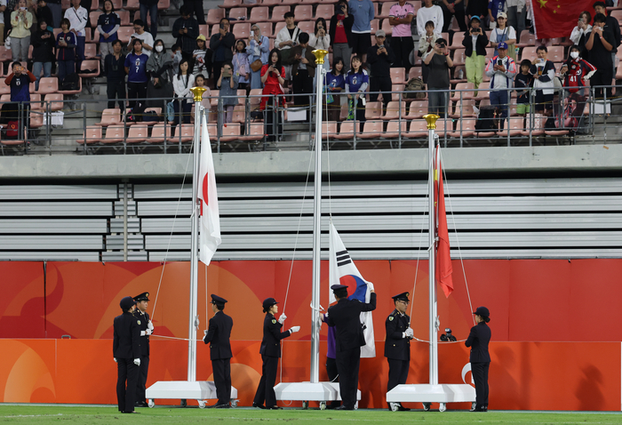 3일 일본 아이치현 도요타 스타디움에서 열린 2026 아이치·나고야 아시안게임 남자 축구 시상식에서 금메달을 거머쥔 한국팀의 태극기만 게양되지 않고 있다. 사진=연합뉴스