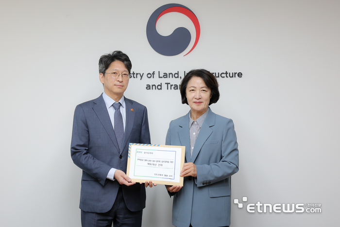 추미애 경기지사(오른쪽)가 2일 서울 국토발전전시관에서 홍지선 국토교통부 장관을 만나 '경기도형 주택공급 전략'을 건의하고 기념 촬영했다. 경기도 제공.