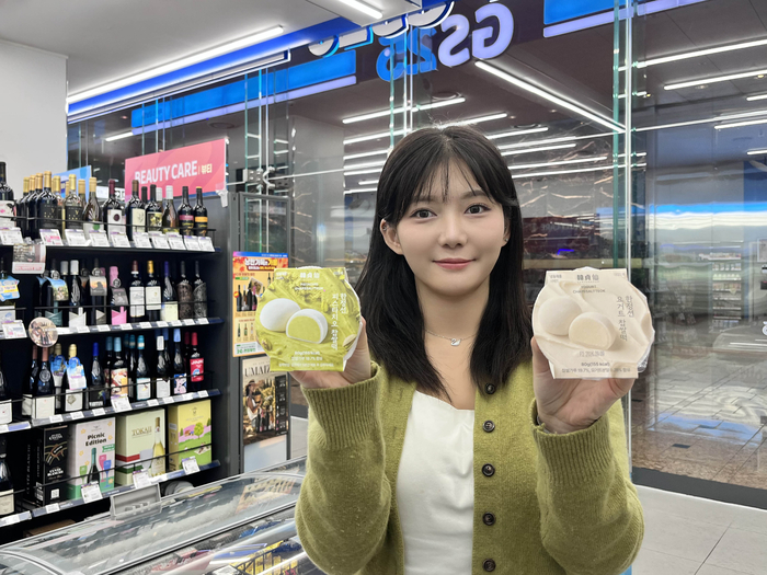 GS리테일이 운영하는 GS25는 오는 15일 디저트 브랜드 '로로멜로'와 협업한 '한정선 피스타치오 찹쌀떡'을 출시한다고 5일 밝혔다.
