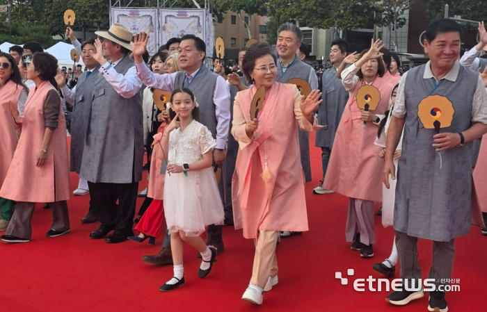 이재준 수원시장과 김미경 시의회 의장이 4일 화성행궁 일대에서 열린 '2026 정조대왕 능행차 공동재현'에 퍼레이드에 참석해 손을 흔들고 있다. 김동성 기자.