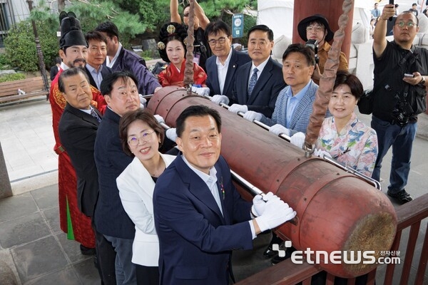 이재준 수원시장(앞줄 왼쪽)이 4일 지역 국회의원, 정조대왕, 혜경궁 홍씨 등과 '제63회 수원화성문화제' 개막 타종을 하고 있다. 수원시 제공.