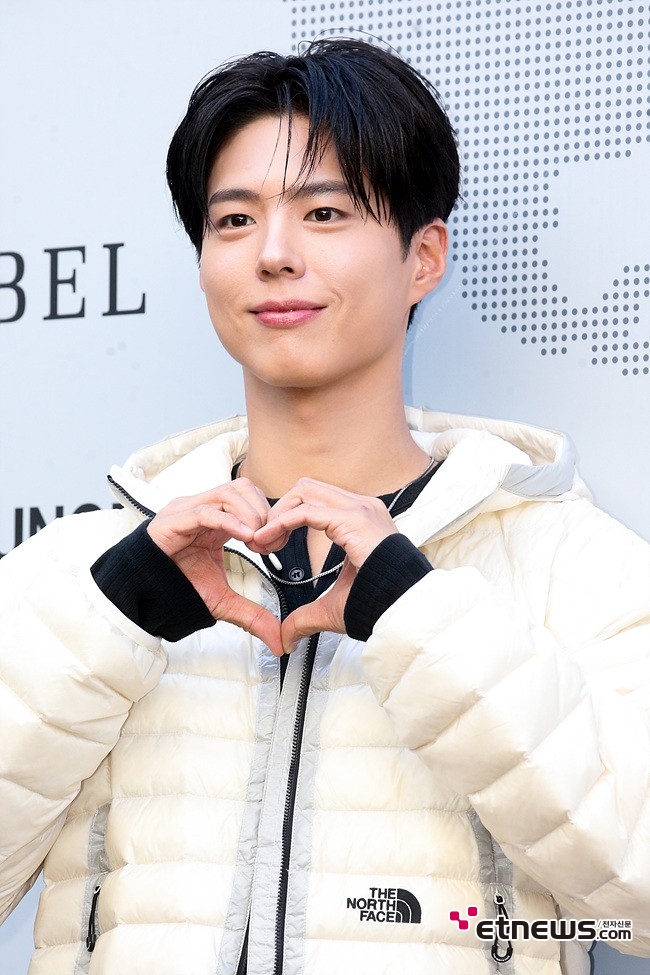[ET포토] 박보검, '명동을 밝히는 청량함'