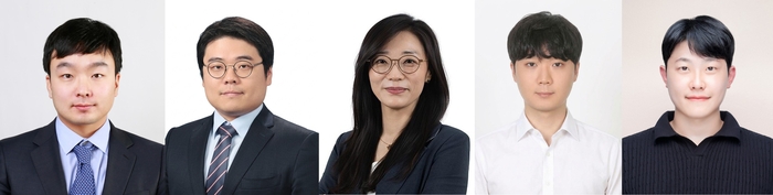 공동 연구팀(왼쪽부터 이동욱 UNIST 교수, 최수형 홍익대 교수, 허수미 DGIST 교수, 오승환 홍익대 연구원, 이진훈 UNIST 연구원)
