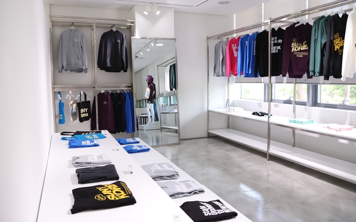 한국뉴욕주립대가 학생 주도형 매장 '스타일 숍 코리아(Style Shop Korea)'를 열었다.