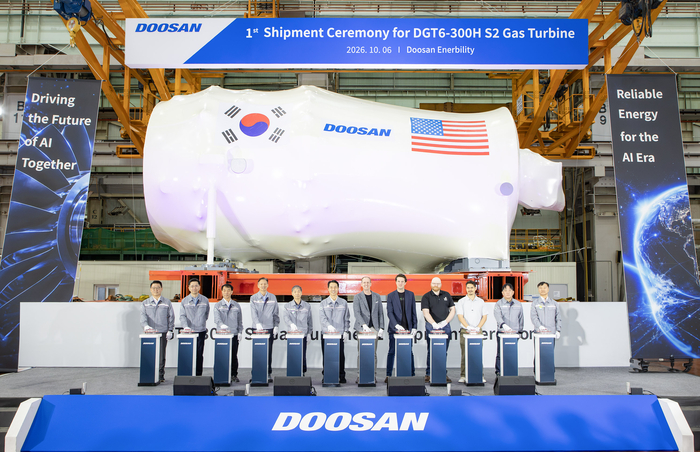 6일 두산에너빌리티 창원 본사에서 개최된 380MW 가스터빈 출하식에서 스페이스XAI 주요 관계자들과 손승우 파워서비스BG장(사진 가운데)을 비롯한 두산에너빌리티 임직원이 기념 촬영하고 있다. 두산에너빌리티 제공