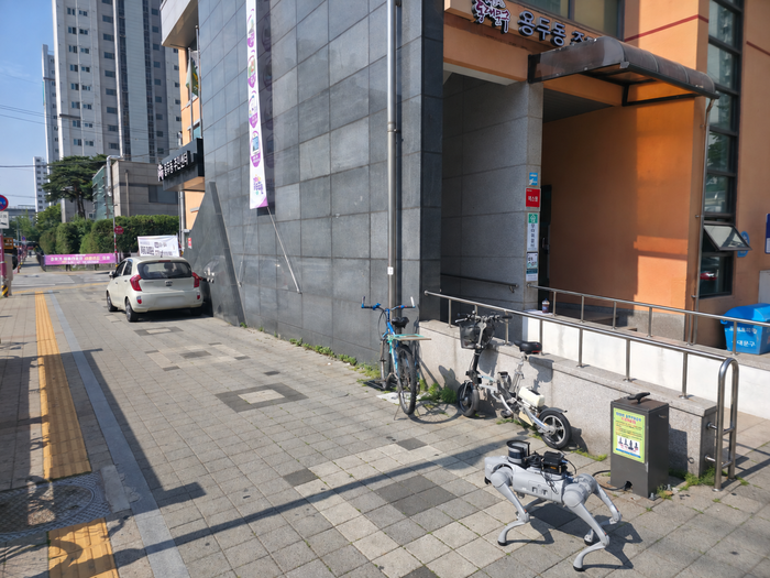 서울 동대문구 용두동 일대 보행로에서 야외 운용 검증 중인 4족 보행 순찰로봇.