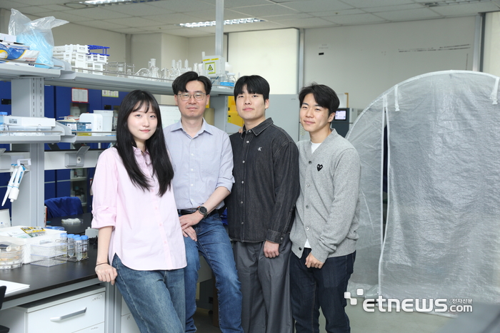 김성균 DGIST 화학물리학과 교수(왼쪽에서 두번째)와 연구팀원들.
