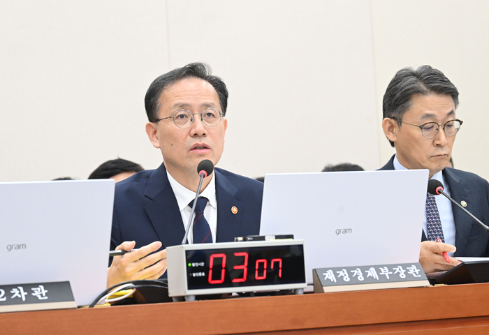 이형일 부총리 겸 재정경제부 장관이 10월 6일 서울 영등포구 국회의사당에서 열린 '2026년 재정경제부 국정감사'에서 의원질의에 답변하고 있다. (사진=재정경제부)