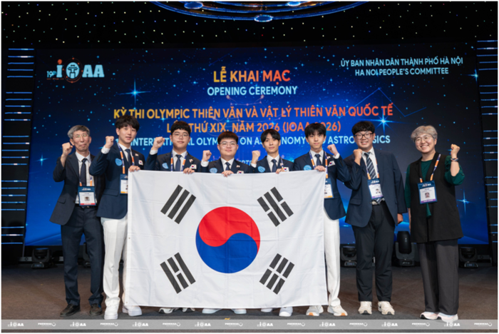 (왼쪽부터)윤예준(광주과학고 3), 김건호(서울과학고 3), 김형건(서울과학고 3), 여은수(세종과학예술영재교) 3, 박하윤(대전과학고 3) 등 제19회 국제천문및천체물리올림피아드에서 한국대표단이 금메달을 획득한 후 기념촬영했다.(사진=과학기술정보통신부)