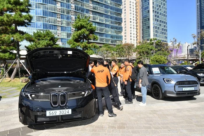 BMW 그룹 코리아가 '소방대원 전기차 안전구조 세미나'에 교육용 차량을 지원했다.