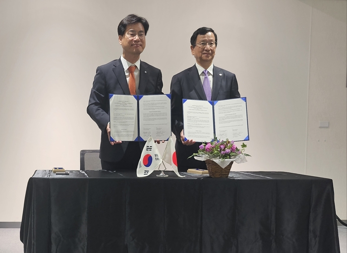 김영식 NST 이사장(왼쪽)과 호노 가즈히로 NIMS 이사장
