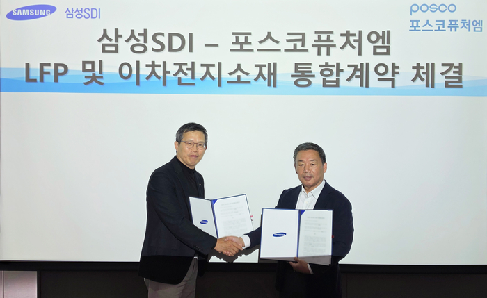 6일 포스코퓨처엠과 삼성SDI가 삼성SDI 동탄사업장에서 LFP 양극재를 포함한 이차전지소재 '일괄공급'을 위한 배터리용 소재 장기 공급계약을 체결했다. (사진 왼쪽부터) 윤태일 포스코퓨처엠 에너지소재마케팅본부장, 이광수 삼성SDI 구매센터장