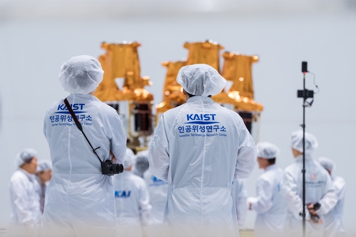 KAIST 인공위성연구소 연구진이 누리호 5호에 장착된 초소형군집위성 5기 최종 점검을 진행하고 있다. 한국항공우주연구원 제공